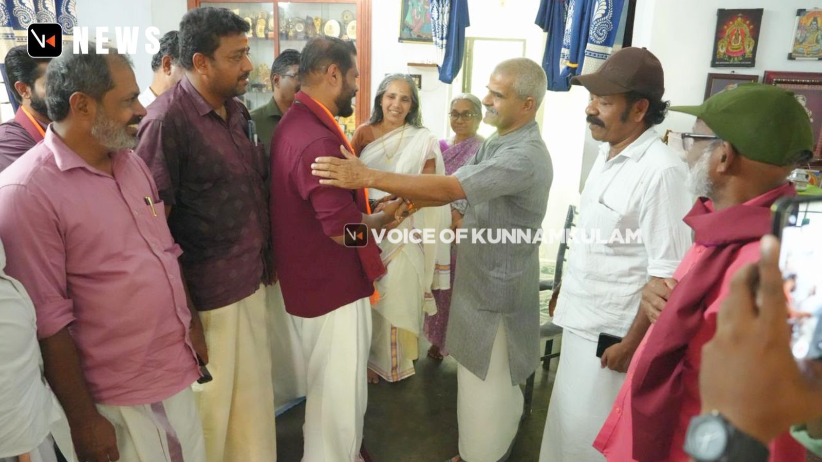 എൻ.ഡി.എ സ്ഥാനാർത്ഥി കെ.ആർ രജിൽ മുതിർന്ന ബിജെപി നേതാവ്‌ ഇ ചന്ദ്രനെ സന്ദർശിച്ച്‌ അനുഗ്രഹം തേടി